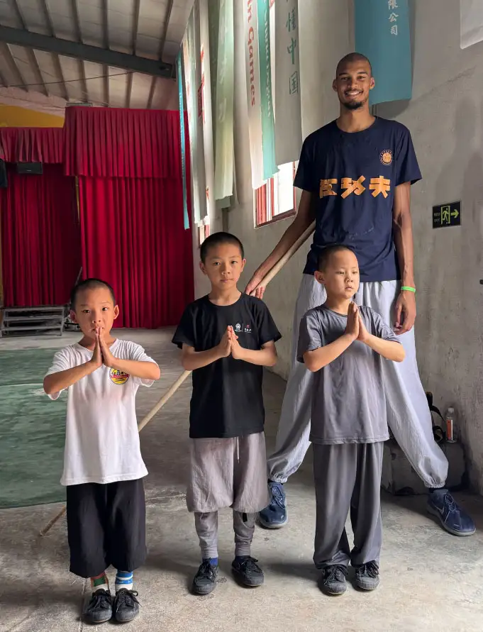与NBA球星Victor Wembanyama合影